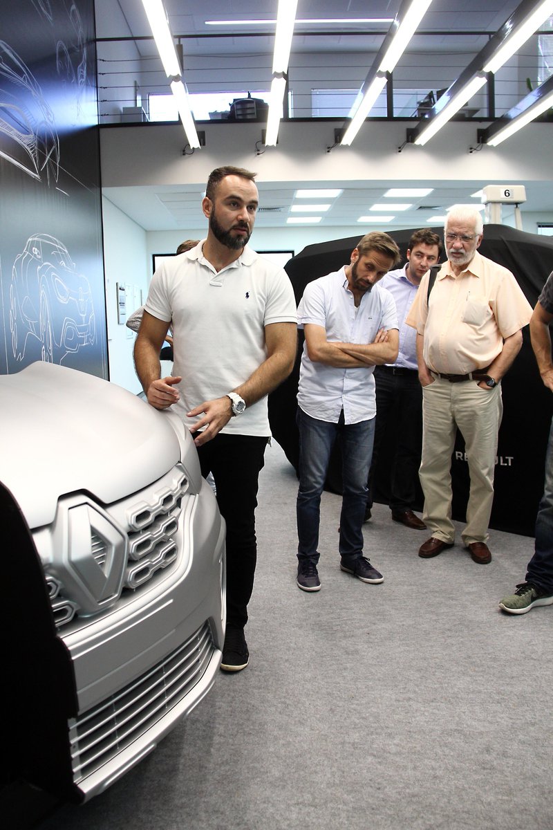 TopMotorOk's tweet photo. Se lanzó Kangoo, que se fabrica en Córdoba y llega a concesionarios en versiones Furgón/Furgón Mixto y Pasajeros. Motores nafta y diesel. Desde $326.800. La conocimos hace 3 meses en San Pablo. En ese momento se pactó con la marca no publicar nada hasta ayer. Así se hizo. Códigos https://t.co/D5kdGLTGQR