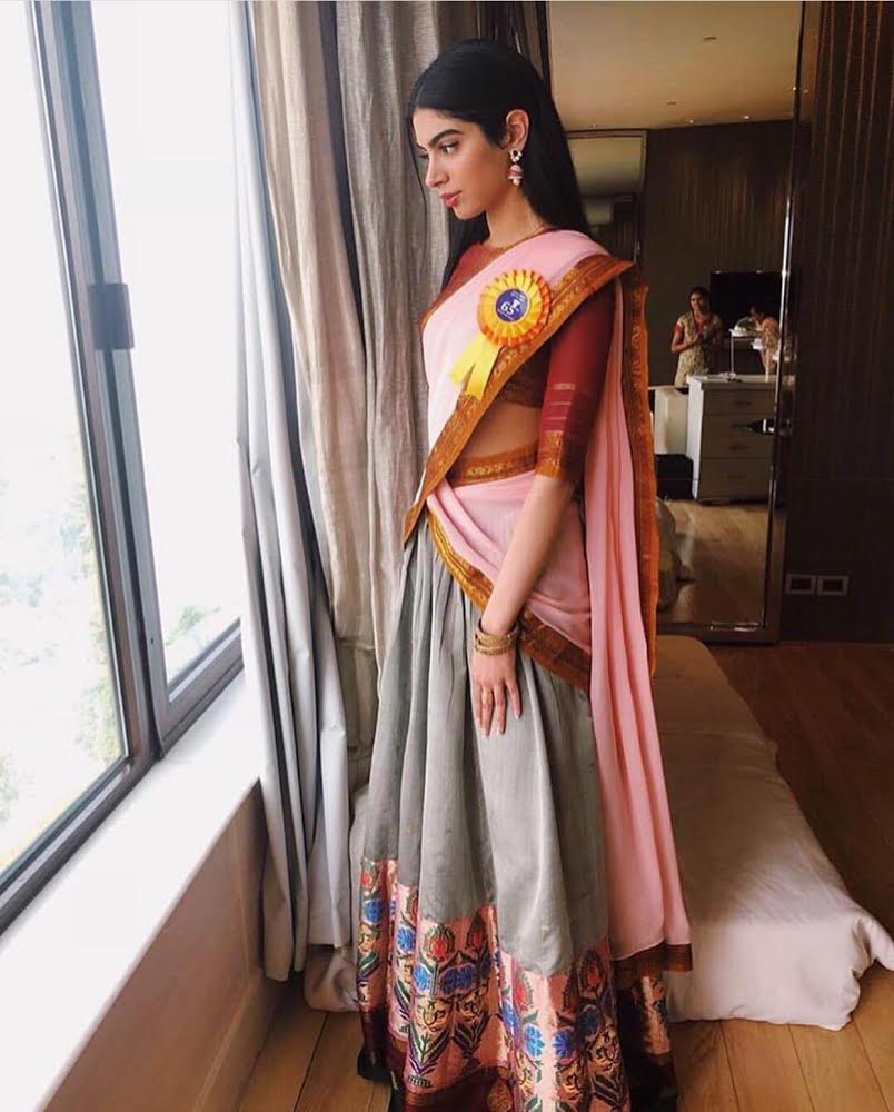 WeddingTimesTOI's tweet photo. #KhushiKapoor ’s stunning half saree by @ManishMalhotra from yesterday’s National Awards ceremony shows why it 's good to go traditional to make a fashion statement! 
#halfsaree #templelook #southindiantradition #nationalawards @SrideviBKapoor #southindianwedding @MMalhotraworld https://t.co/312nMGc9qD