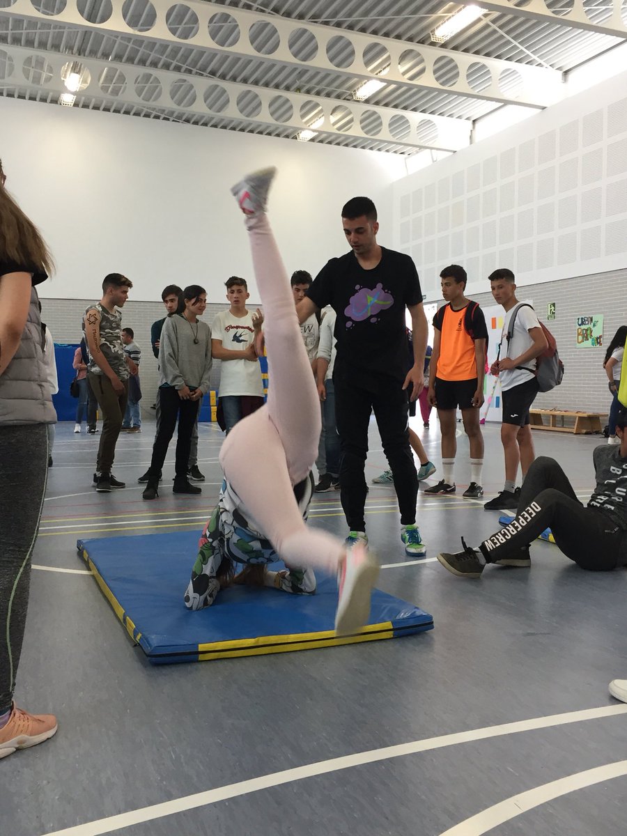 IESLaPazGranada's tweet photo. 04-05-2018 Hoy tenemos en el #IESLaPazGranada el IV Encuentro Intercentros del Día Internacional de la Comunidad Gitana. Taller con Víctor de la Asociación #Anaquerando Nos encanta que las niñas también hagan #Breakdance https://t.co/YHSbN3B5mV