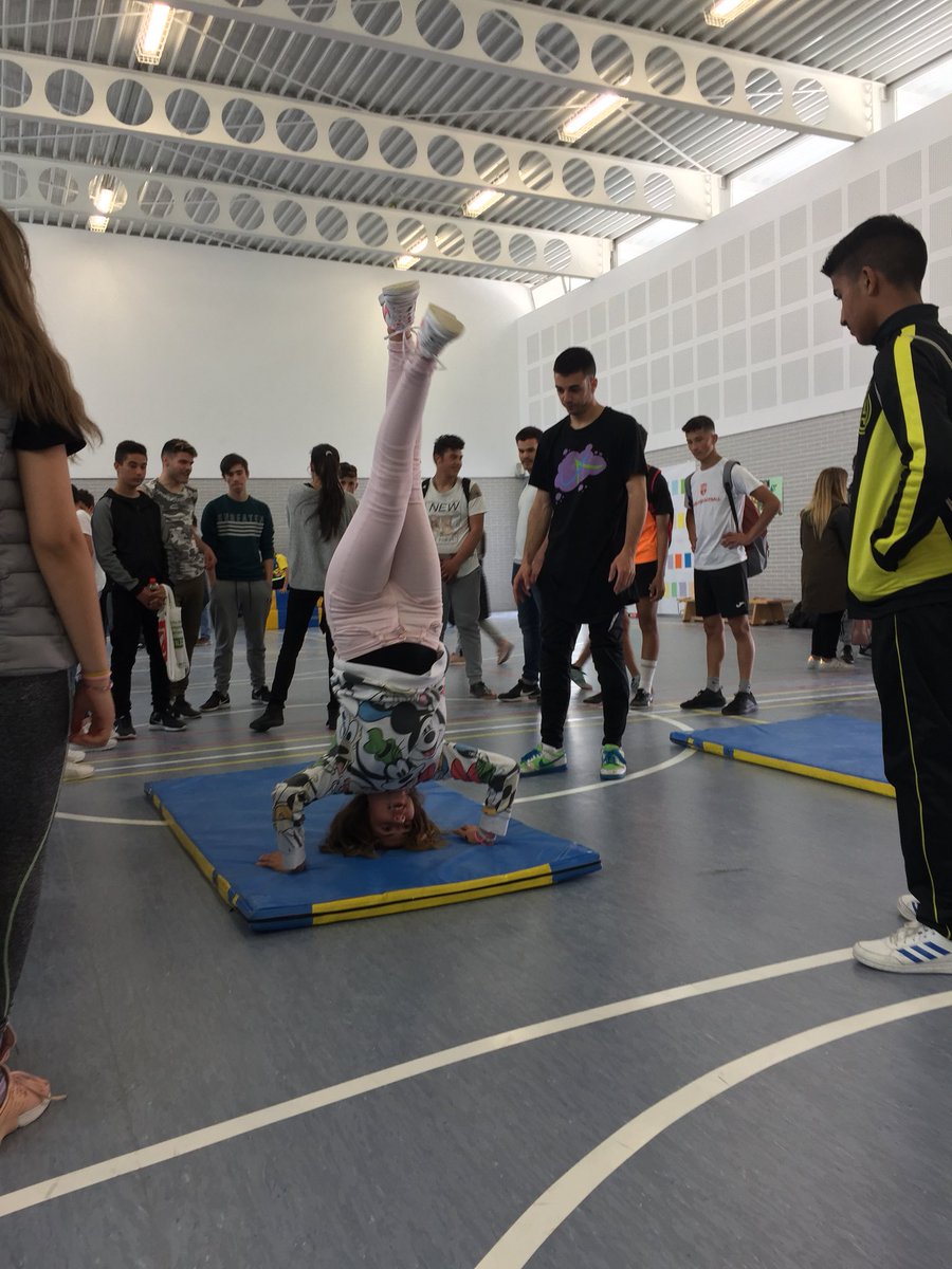IESLaPazGranada's tweet photo. 04-05-2018 Hoy tenemos en el #IESLaPazGranada el IV Encuentro Intercentros del Día Internacional de la Comunidad Gitana. Taller con Víctor de la Asociación #Anaquerando Nos encanta que las niñas también hagan #Breakdance https://t.co/YHSbN3B5mV