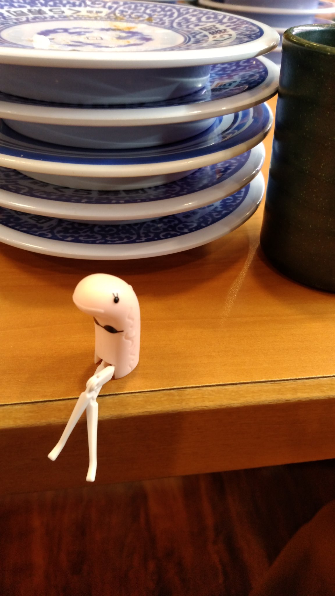ましろ A Twitter 黄昏のギョジン くら寿司 びっくらポン ガシャポン チンアナゴ 旦那さまと娘とくら寿司に行ったら 以前 ガシャポンに入ってたチンアナゴがびっくらポンになってましたs 35皿で2つ来た 帰りにガシャポンを３回まわしてみたけど
