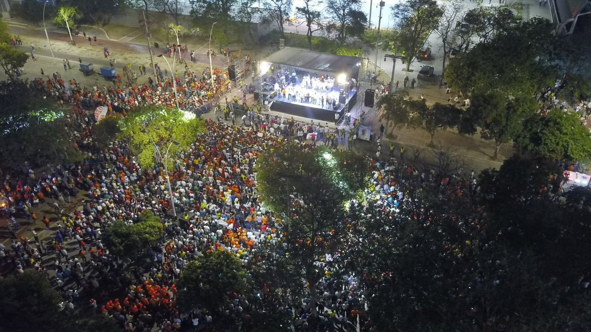 petrogustavo's tweet photo. Una manifestación inmensa: Santa Marta. Mientras las encuestas de los medios van por Duque y nos dicen que nos gana en el Caribe, las encuestas independientes de los medios nos ponen en empate. https://t.co/WrDqH5pQwF