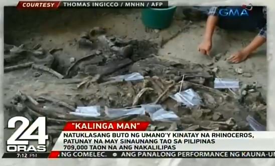 24OrasGMA's tweet photo. Ilang mga sinaunang buto ng rhinoceros at mga bato ang natuklasan sa Hilagang Luzon. Mahigit 700,000 taon na ang tanda ng mga 'yan. Pero ang kakaiba may mga marka sa buto na tila kinatay ito patunay raw na sa mga panahong iyon may sinaunang tao na sa Pilipinas. | @jpsoriano https://t.co/I9RCJTpar4