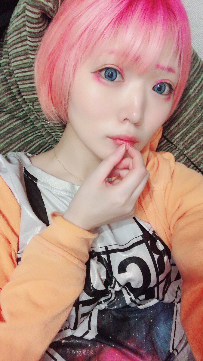 咲桜 牧野 百花 Sur Twitter 今日はダーツしに行ってから時間があったからリップトリートメントをしてきた ๑ ๑ 唇の皮いつもバリバリにしちゃうからなぁー 明日は早朝お仕事なのでとっとこ寝るぞぅ W