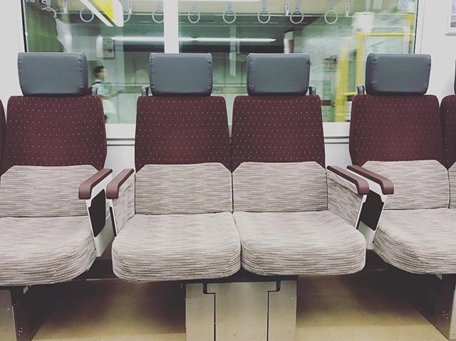 Mai Chan Pa Twitter 京王線の新型車両に乗れた こんな座席には初めてお目にかかる 余裕感がいい リラックス出来た 京王5000系 新型車両 京王線の新型車両だけど乗ったのは都営新宿線 Https T Co Vrod1rldoi Https T Co Qcznrwjzhy Twitter