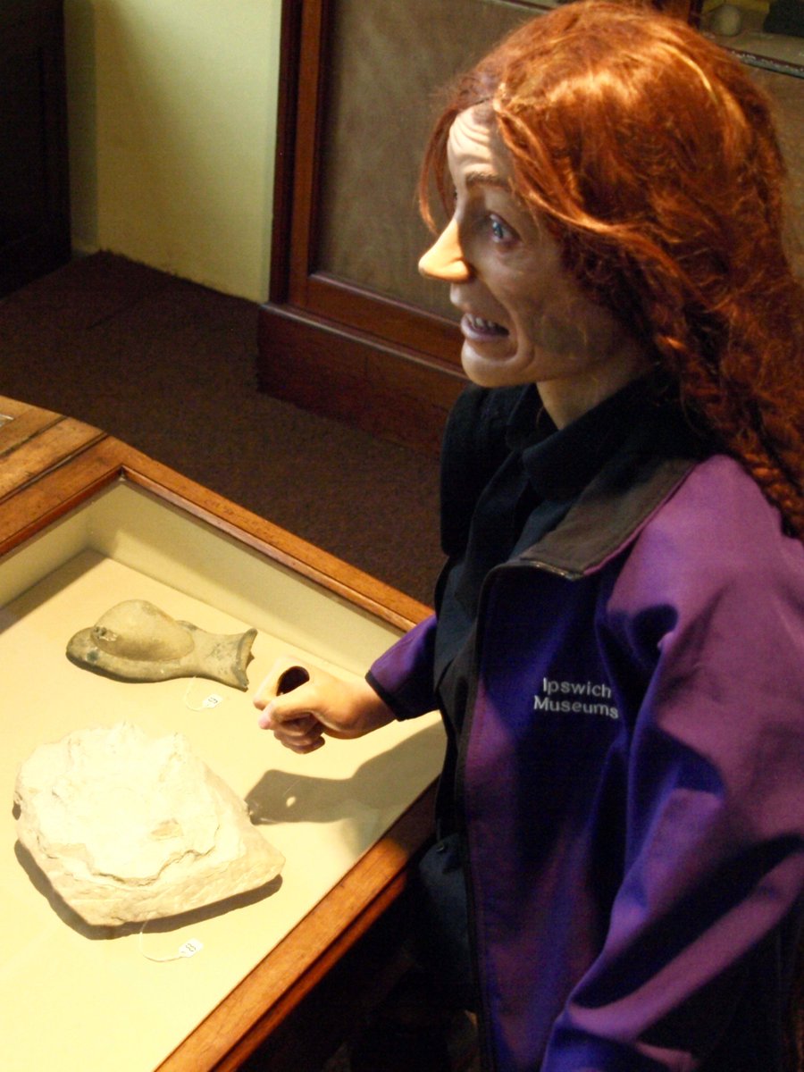 ipswichboudica's tweet photo. It's my first ever #FossilFriday!
This is me and curator Kate Riddington in Ipswich Museum with a Chirotherium - aka "The Hand-Beast". This one was left behind in a quarry in Storeton by Richard Owen, the man who coined the name "Dinosaur"! https://t.co/CqAqcxo29r