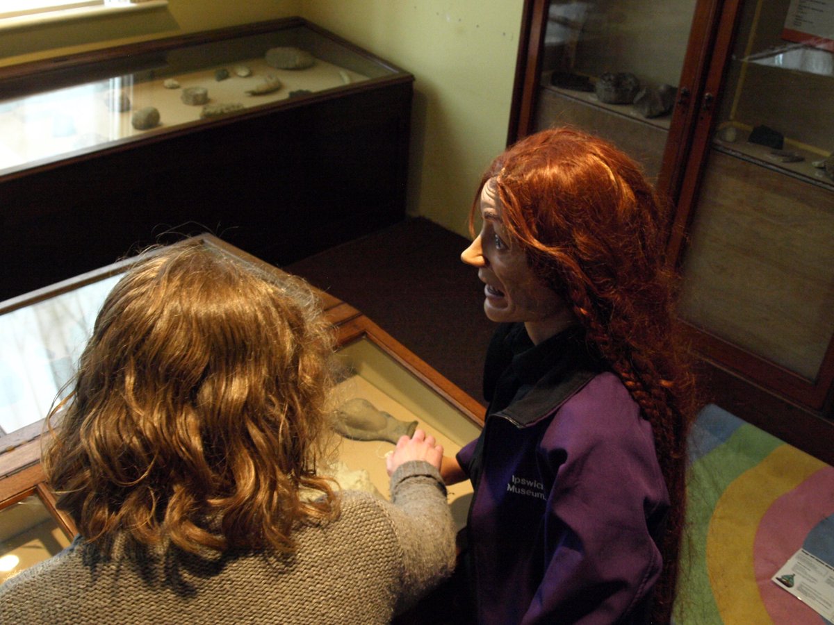 ipswichboudica's tweet photo. It's my first ever #FossilFriday!
This is me and curator Kate Riddington in Ipswich Museum with a Chirotherium - aka "The Hand-Beast". This one was left behind in a quarry in Storeton by Richard Owen, the man who coined the name "Dinosaur"! https://t.co/CqAqcxo29r