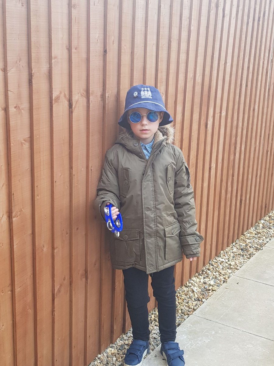 GregoryMCFC's tweet photo. Rock star day for my little one at school. He'll definitely be the coolest kid in class. Thanks for the inspiration @liamgallagher https://t.co/FZM1vHgcjn