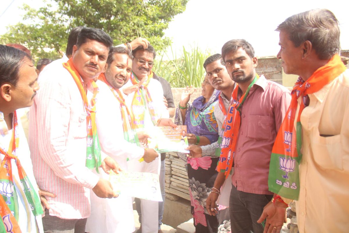 ChanduPatil99's tweet photo. ಕಲಬುರಗಿ ಉತ್ತರ ಮತಕ್ಷೇತ್ರದ ಬಿಜೆಪಿ ಅಭ್ಯರ್ಥಿಯಾದ ಶ್ರೀ ಚಂದು ಪಾಟೀಲ್ ಅವರು ವಾರ್ಡ್ ನಂ.3 ರ, ಭವಾನಿ ನಗರದಲ್ಲಿ ಪಾದಯಾತ್ರೆ ಮೂಲಕ ಮನೆ ಮನೆಗೆ ತೆರಳಿ ಪ್ರಚಾರ ಮಾಡಿದರು,.
ಇದೆ ಸಂಧರ್ಭದಲ್ಲಿ ಚಂದು ಪಾಟೀಲ್ ಅವರನ್ನ ಸನ್ಮಾನಿಸಲಾಯಿತು.
 @BJP4India @BJP4Karnataka @BSYBJP https://t.co/HEoWUUo3bF
