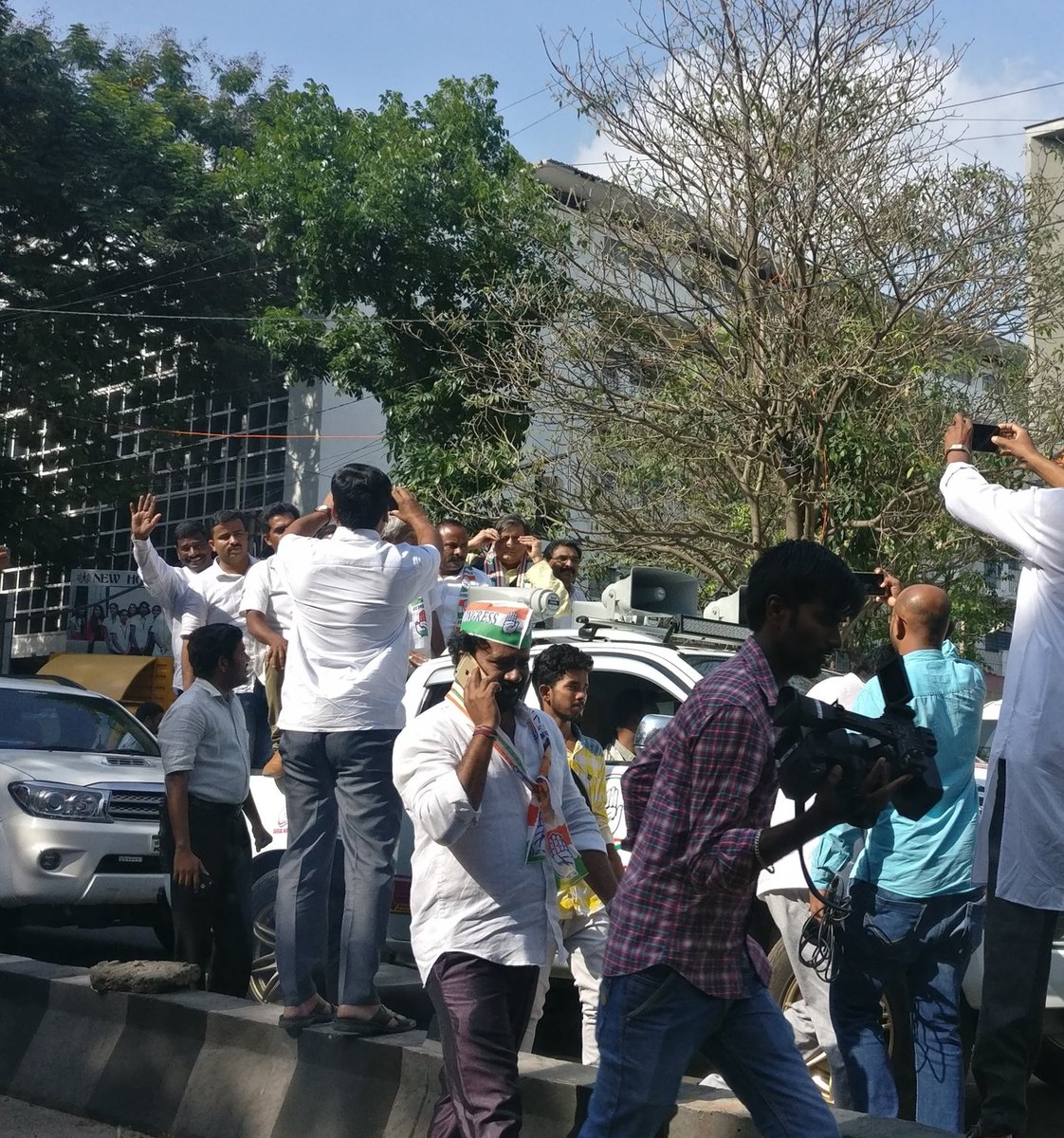 With all the propoganda around no Lal Batti for our politicans <a href="/ShashiTharoor/">Shashi Tharoor</a> ain't walking the talk #jam #bangalore