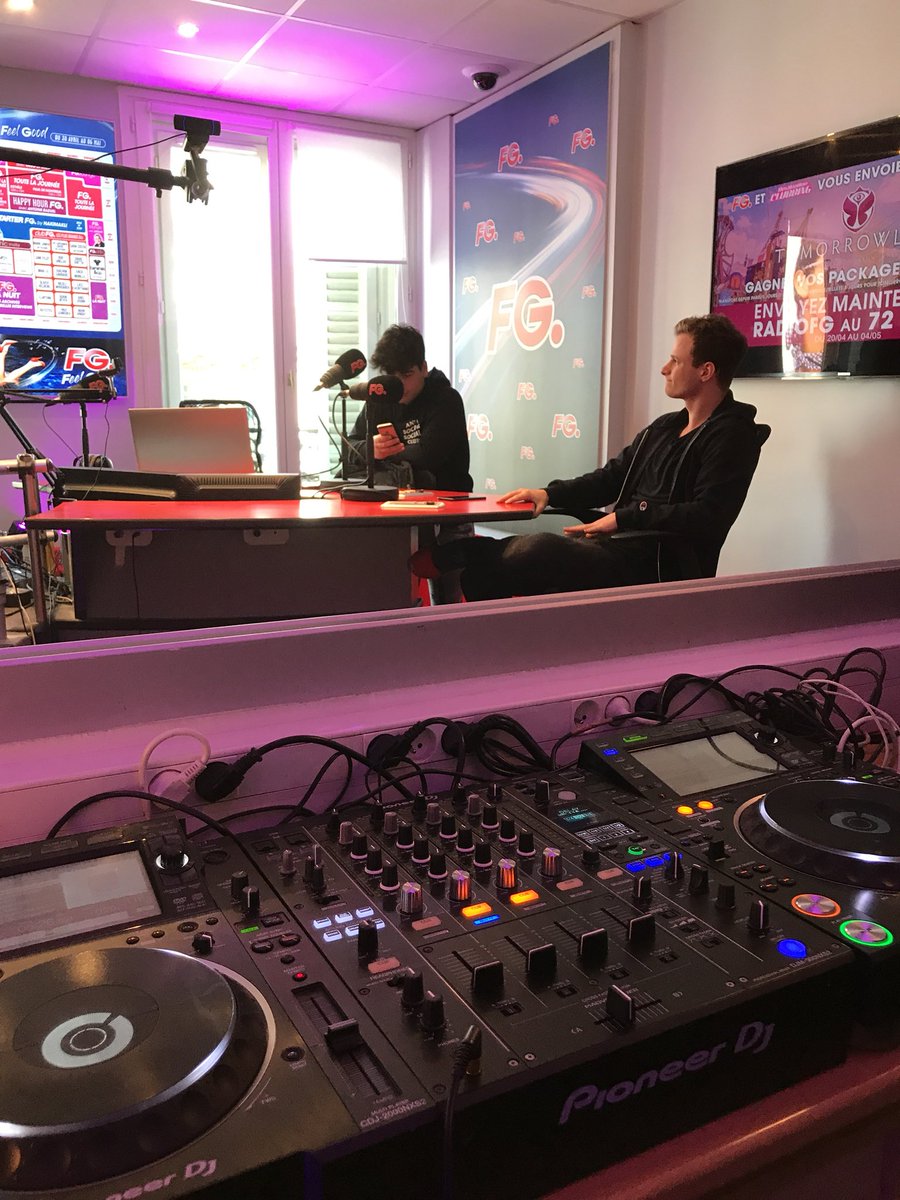 offjuliengeloen's tweet image. Live sur Facebook dans quelques minutes 🚀 @RadioFGOfficiel #FGCHIC
