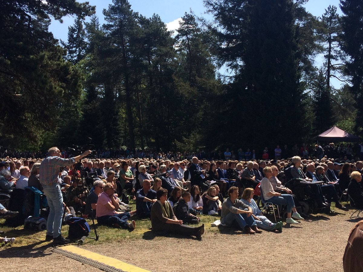 krukpeter's tweet photo. Enorme drukte, jong en oud, bij de dodenherdenking en #EreveldVolLeven in Loenen. @liberationroute #vrijheidgeefjedoor https://t.co/Hw5HZxq8sS