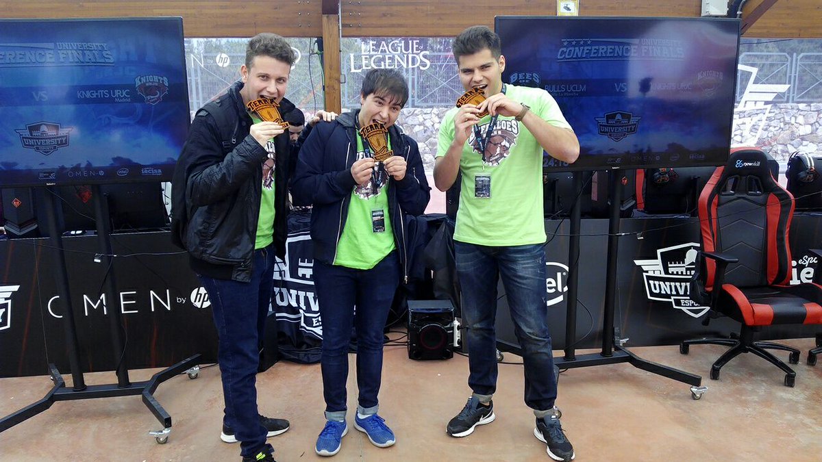 University_ES's tweet photo. 🎉 @Buffaloes_UJI campeones de Clash Royale 🎉
#FinalesUniversity #ConferenciaTerra
¡ENHORABUENA! https://t.co/9pMQ40Slsm