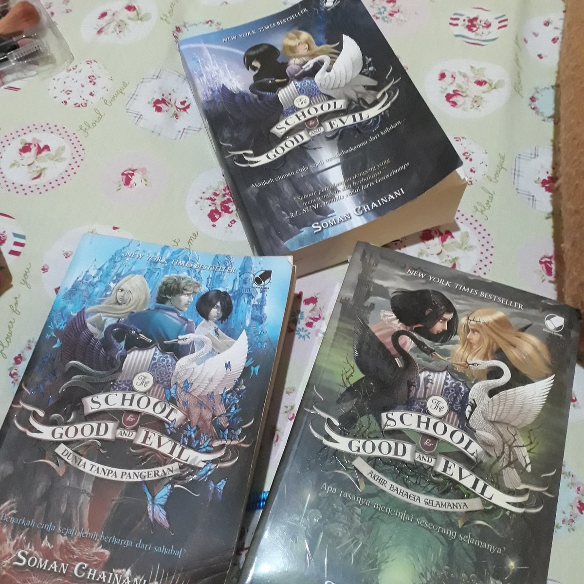 MissDedePoo's tweet photo. My collection... So difficult looking for the book number 4 🤔😭
#schoolofgoodandevil
#indonesia https://t.co/C1bJ3EurAe