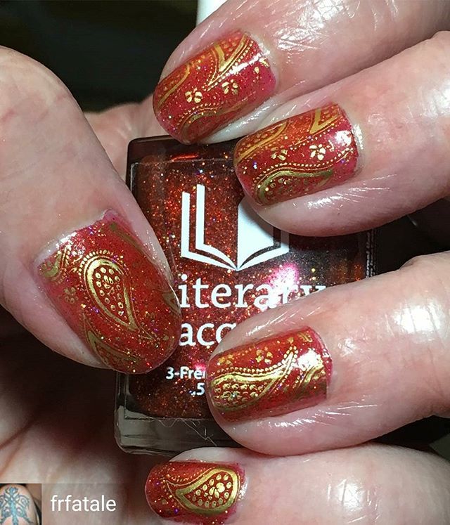 LiteraryLacquer's tweet photo. Regrann from @frfatale -  #literarylacquers Six Impossible Things with #mundodeunas gold stamping polish using image from #mariannenails plate 119. #nailstamping #nailart #paisley https://t.co/ygzTgDP0PG https://t.co/o6XjOS9vx8