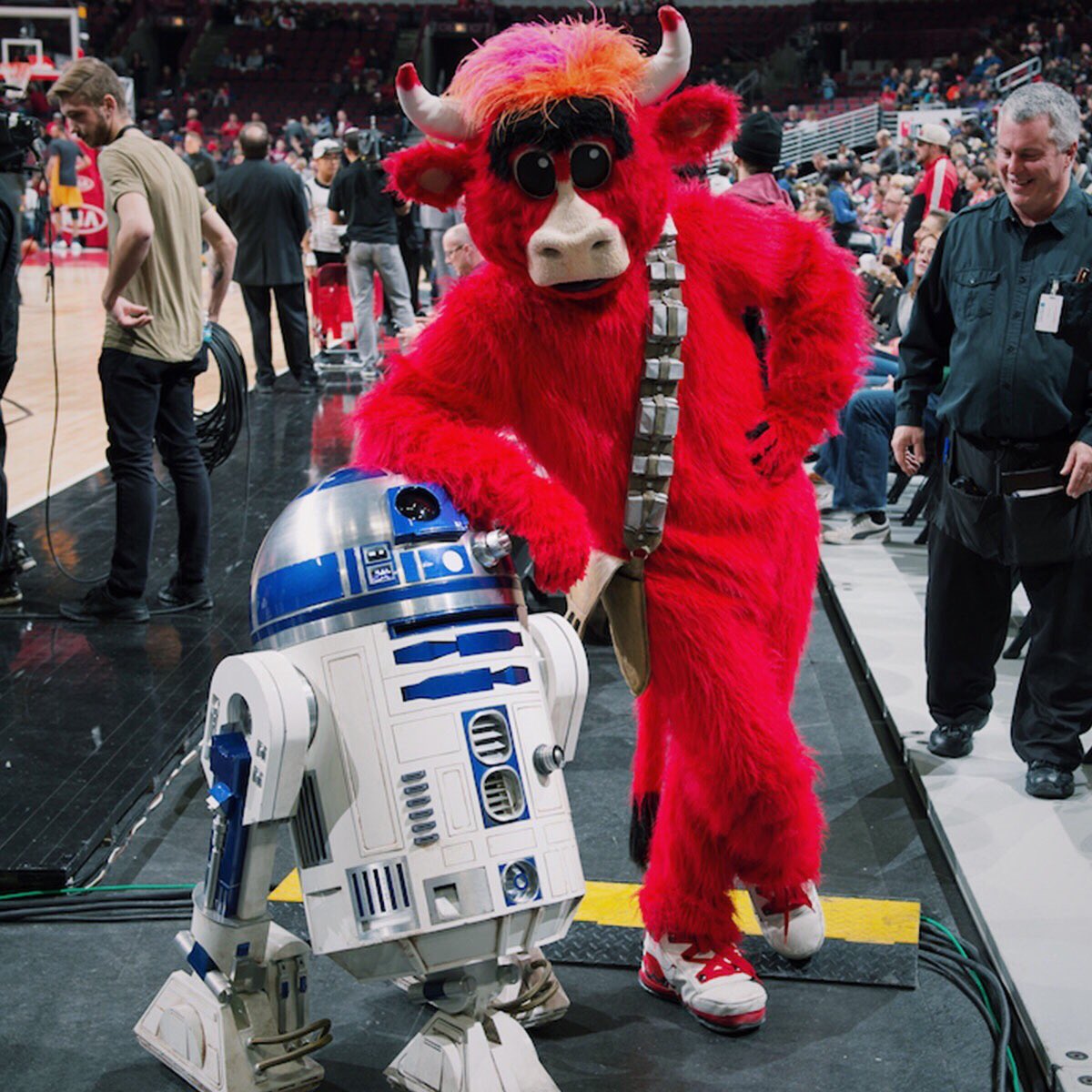 chicagobulls's tweet photo. You know what day it is, #BullsNation…#MayThe4thBeWithYou! 

Today we are helping @StarWars #RoarForChange. For every public like, share or post using #RoarForChange through May 25th, Star Wars: Force For Change will donate $1 to @UNICEF, up to $1 million! https://t.co/GQvjSeUISe