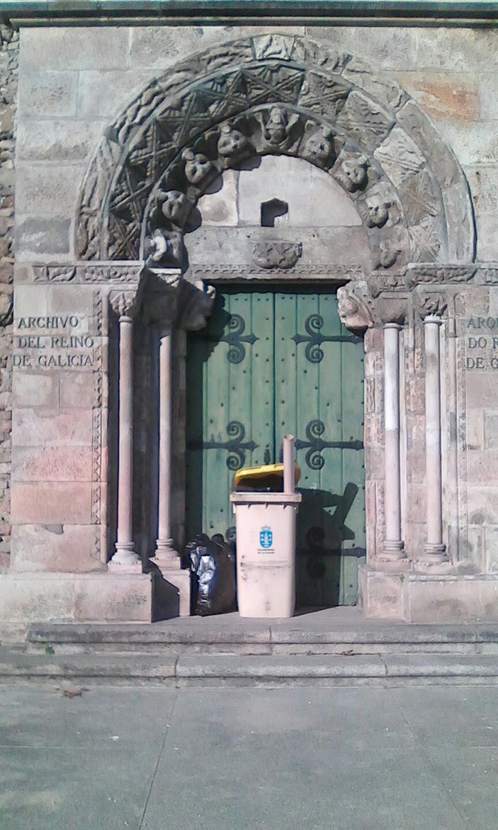 Tiña que ser o colector azul pero, así somos no Reino de Galicia...
#Galicia #LaCoruneno #todocheodemerda # arquivodoReinodeGalicia #Coruna