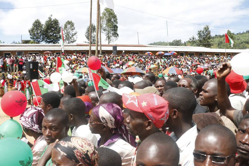 R_Ndikuriyo's tweet photo. Nifadikanije n'#Abagumyabanga bo muri Komine #Nyabiraba mu Ntara ya @BujumburaProv mu ku basigurira ihinyayurwa Ry'#IbwirizwaShingiro2018 kugira kuri rya genekerezo rya 17 #Rusama baze batore #EGO #ToraEgo #VoxPopuliVoxDei https://t.co/C5O7m92Cl8