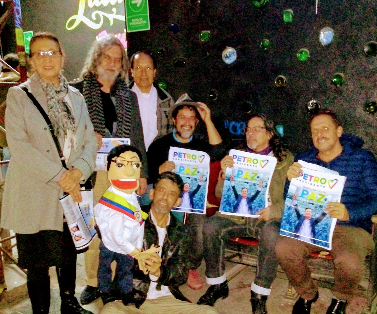 AlbertoLopezMes's tweet photo. Artistas comprometidos con la campaña @petrogustavo Presidente.
@angelamrobledo @GustavoBolivar @PizarroMariaJo @DavidRacero @HOLLMANMORRIS @MamerMoure https://t.co/f4vGSgZuG2