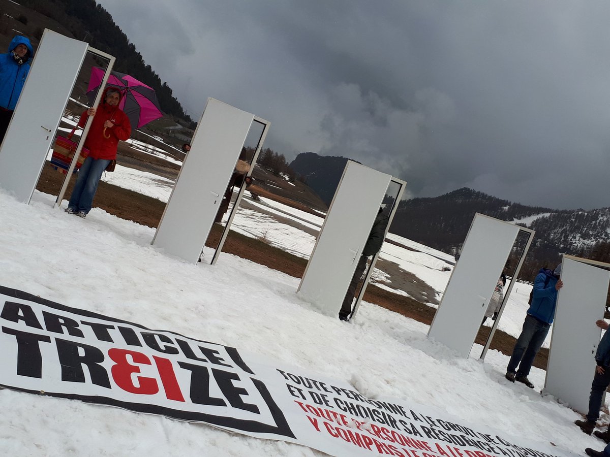 emmaus_france's tweet photo. #Briancon : Nous ouvrons 5 portes à la frontière franco-italienne pour accueillir symboliquement les personnes venues des 5 continents. Pour que sur la terre, plus personne ne soit illegal, défendons la libre circulation #Article13 #EGMigrations #OnContinue #AbbePierre https://t.co/aAA5PkyJY1