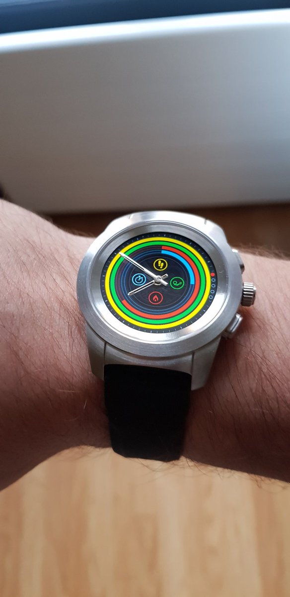 DoubleGeek's tweet photo. Ahhhh ! 👉 Une mise à jour pour la montre #ZeTime de @mykronoz avec la possibilité de l'associer avec #Strava C'était juste ce que j'attendais avant de vous proposer mon test complet de celle-ci qui sera disponible bientôt sur mon blog 👌 #jetesteOrange #TesteurZeTime https://t.co/mih7mTwPDs