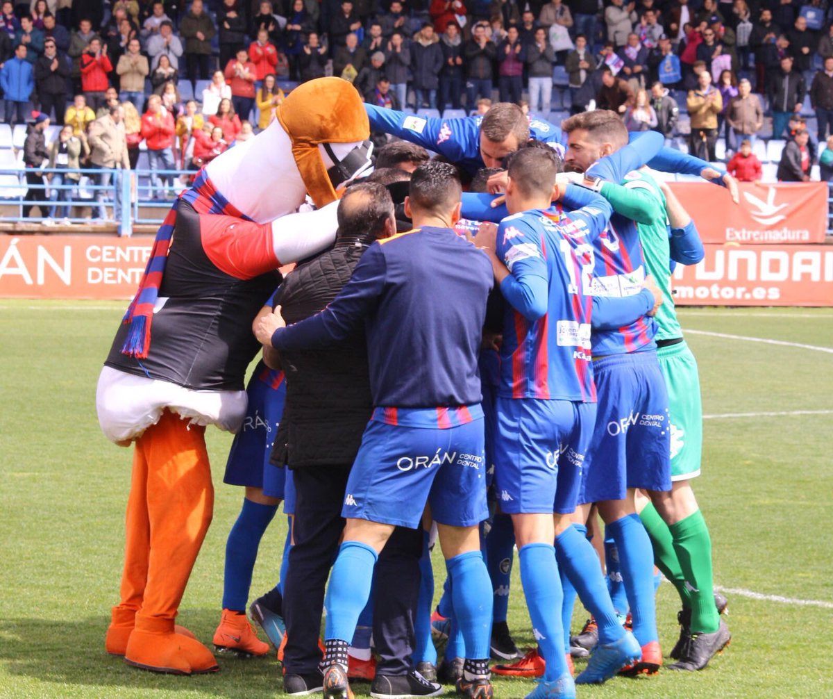 La plantilla del <a href="/EXT_UD/">Extremadura UD</a> regalará 100 entradas a sus abonados para el partido del domingo. El equipo de Almendralejo se la juega en el derbi frente al <a href="/Merida_AD/">A.D. Mérida</a> y lo saben. Detallazo.