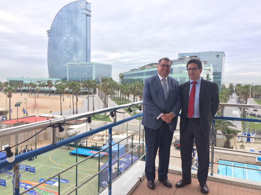 CNBARCELONA's tweet photo. Signatura del conveni de col.laboració per 3 anys més entre la @Fundacio_Damm, representada pel Sr. Ramon Agenjo, i el @CNBARCELONA, representat pel Sr. Bernat Antràs, president del club, per a la promoció de l’esport entre els joves. 🖋 📃

Gràcies per la confiança 🙌🏼💪🏼 https://t.co/f8B4t3kU6X