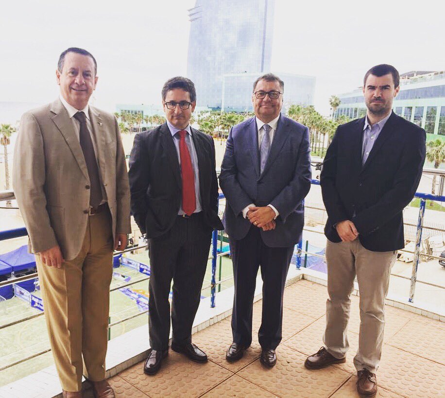 CNBARCELONA's tweet photo. Signatura del conveni de col.laboració per 3 anys més entre la @Fundacio_Damm, representada pel Sr. Ramon Agenjo, i el @CNBARCELONA, representat pel Sr. Bernat Antràs, president del club, per a la promoció de l’esport entre els joves. 🖋 📃

Gràcies per la confiança 🙌🏼💪🏼 https://t.co/f8B4t3kU6X