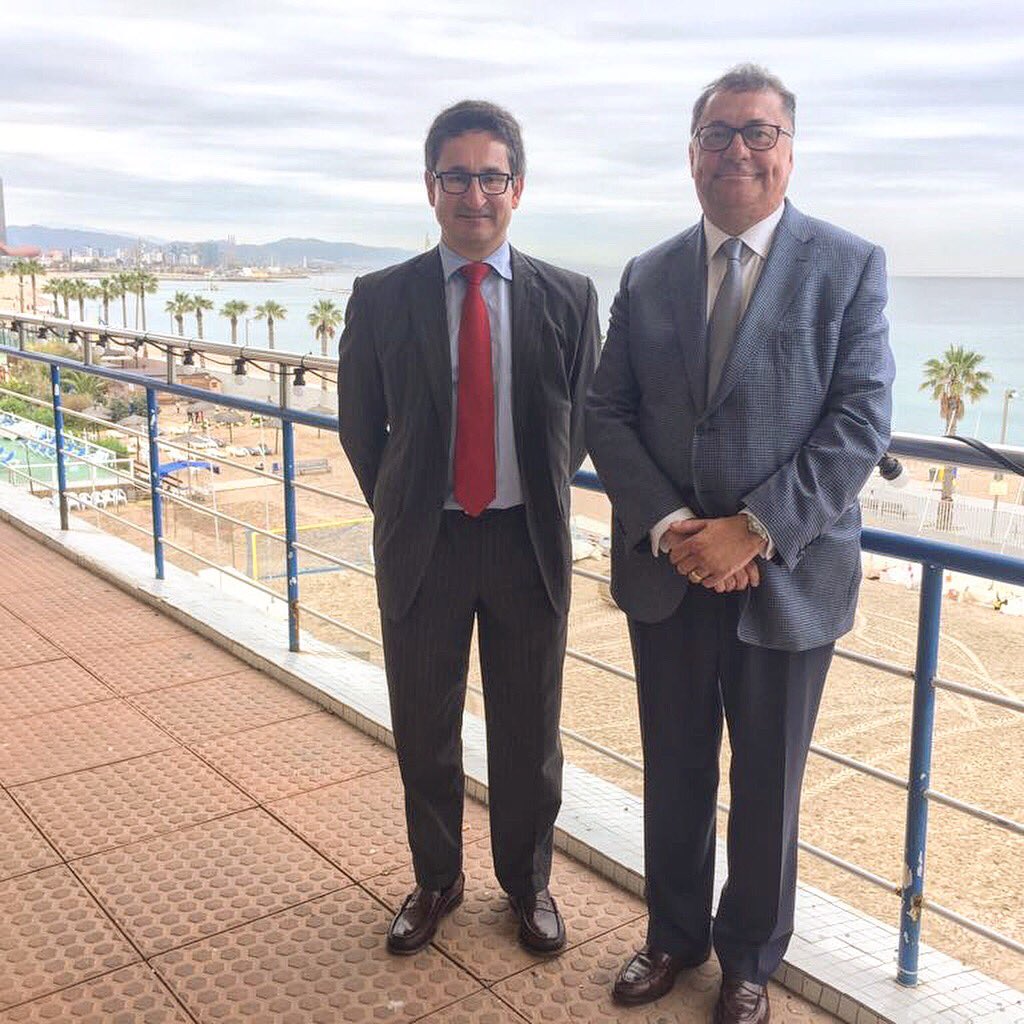 CNBARCELONA's tweet photo. Signatura del conveni de col.laboració per 3 anys més entre la @Fundacio_Damm, representada pel Sr. Ramon Agenjo, i el @CNBARCELONA, representat pel Sr. Bernat Antràs, president del club, per a la promoció de l’esport entre els joves. 🖋 📃

Gràcies per la confiança 🙌🏼💪🏼 https://t.co/f8B4t3kU6X