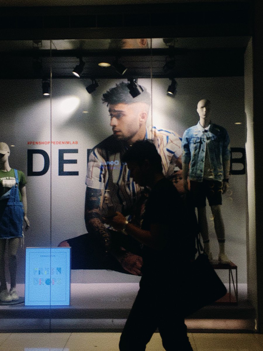 aprilskelter's tweet photo. Aaaaah even the SM Megamall store has upgraded, too. Hi, baby hahaha mahal na mahal mo kami ni Eme talaga. charing #ZaynXPenshoppe @PENSHOPPE #DenimLab https://t.co/u95Uau9cKv
