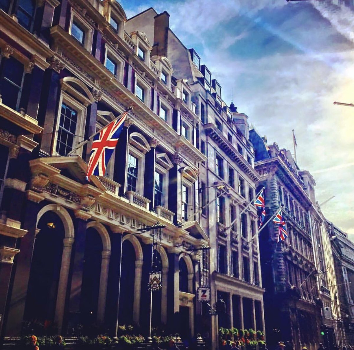 Happy Friday!! 🇬🇧☀️
