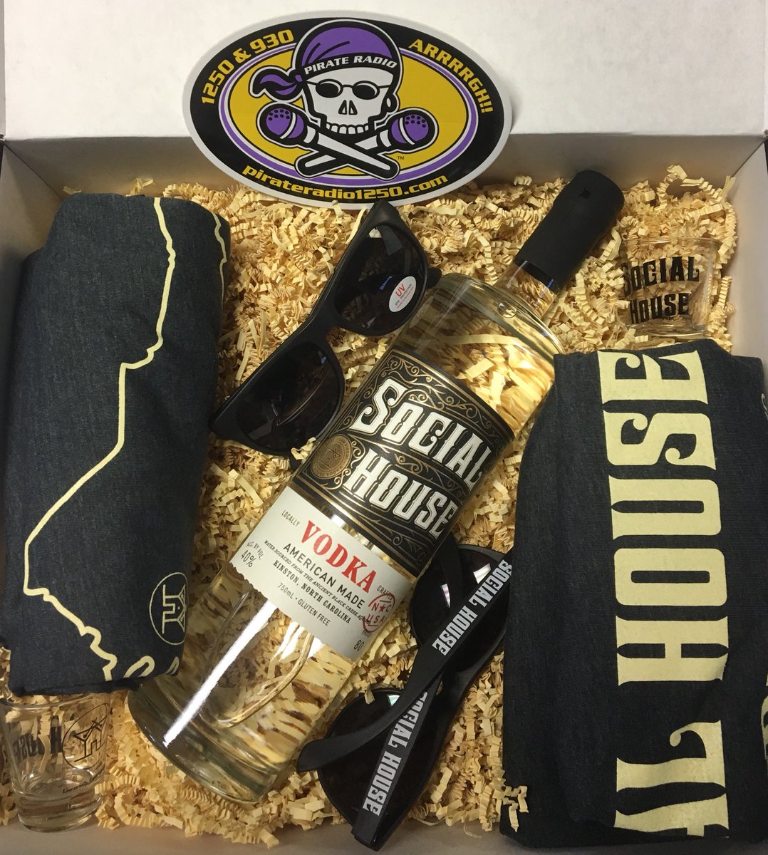 GIVEAWAY ALERT &gt;&gt;&gt; RT &amp; FOLLOW for a chance to win this awesome #Free5thFriday gift box from @YourSocialHouse 
(21 &amp; older only) 
#Stations4Winners  
socialhousevodka.com