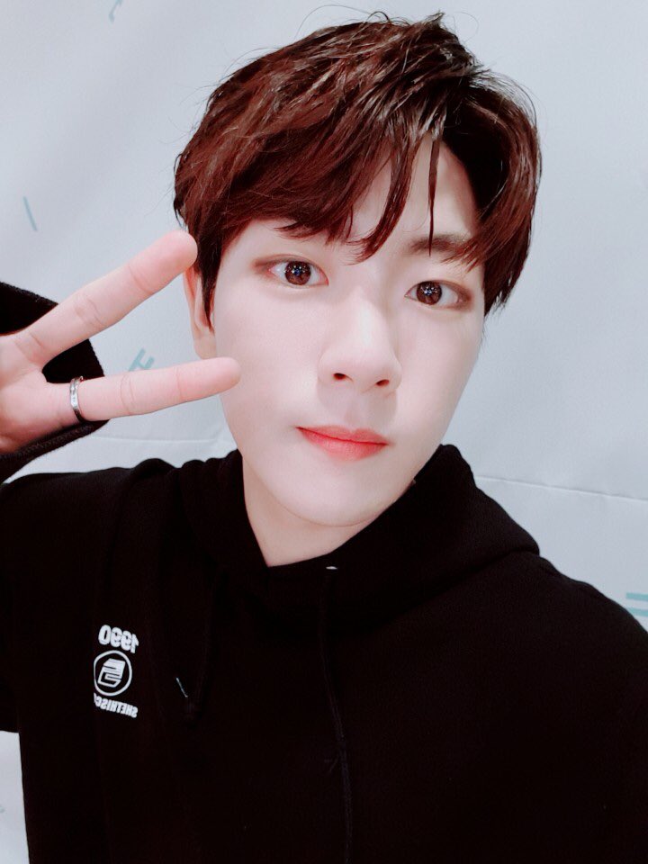 GoldenChild's tweet photo. [#Golden_Child] [#지범] 골드니스 여러분 1일이네요~~♡
앞으로 많이많이만나요~ !!
이름이뻐요(뽀뽀):> https://t.co/ZEzraYLdo3