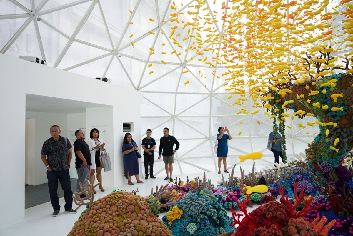 Ada Art Jog 2018 yang siap mengisi liburan kamu. Iya, kamu! Agenda seni kontemporer tersebut akan menyapa 4 Mei hingga 4 Juni 2018, di Jogja National Museum. 
#PembukaanARTJOG2018