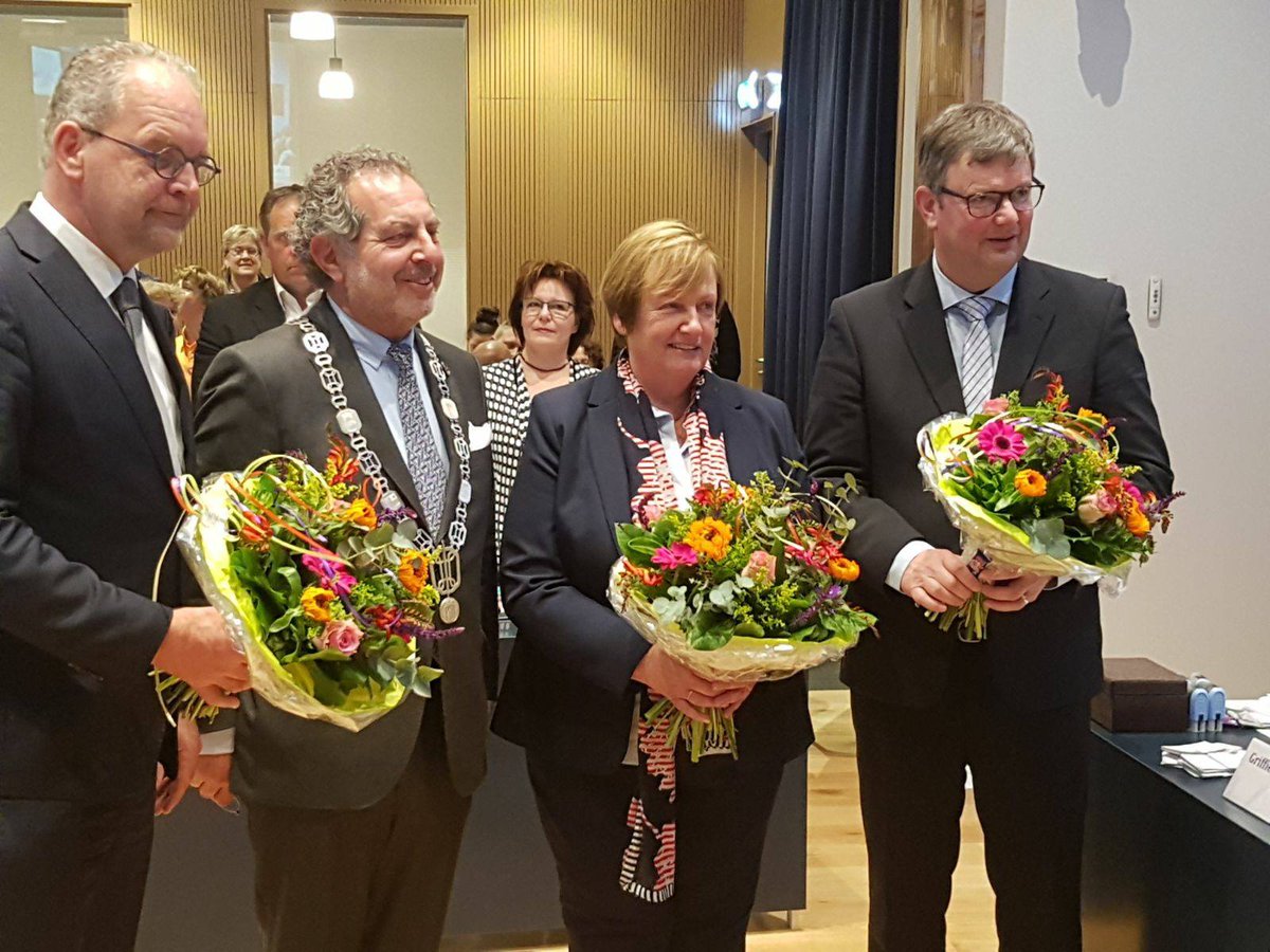 SeniorenHK's tweet photo. Namens SHK wordt Mary van Gent als wethouder voorgesteld,  en bij deze beëdigd door burgermeester Nawijn. Hierbij moeten de wethouders de eed afleggen. https://t.co/gS0ztWj1fE