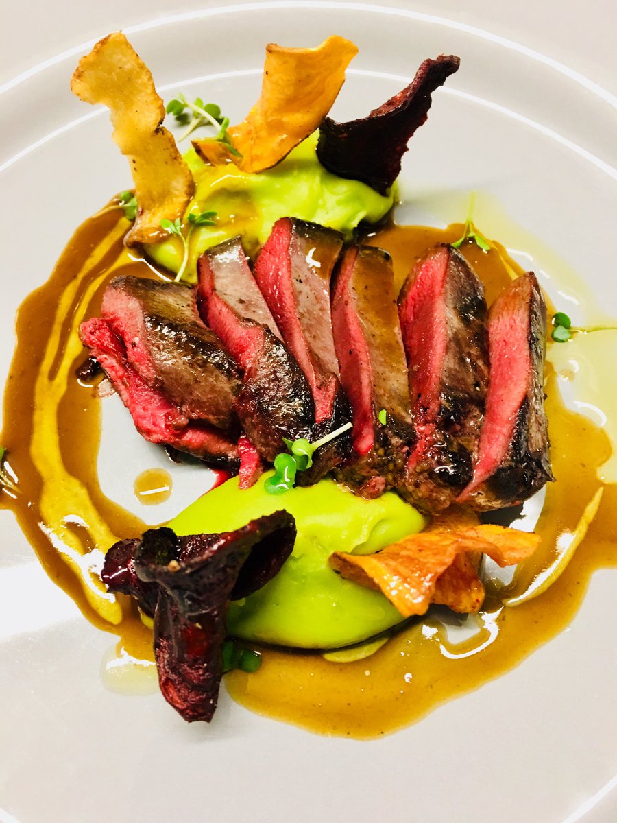 🎼🎼I feel pretty, oh so pretty 🎼🎼
Pigeon breast on broad bean purée, crispy vegetables and game sauce 
#FridayFeeIing #dinnerandamovie #dates #Bromley