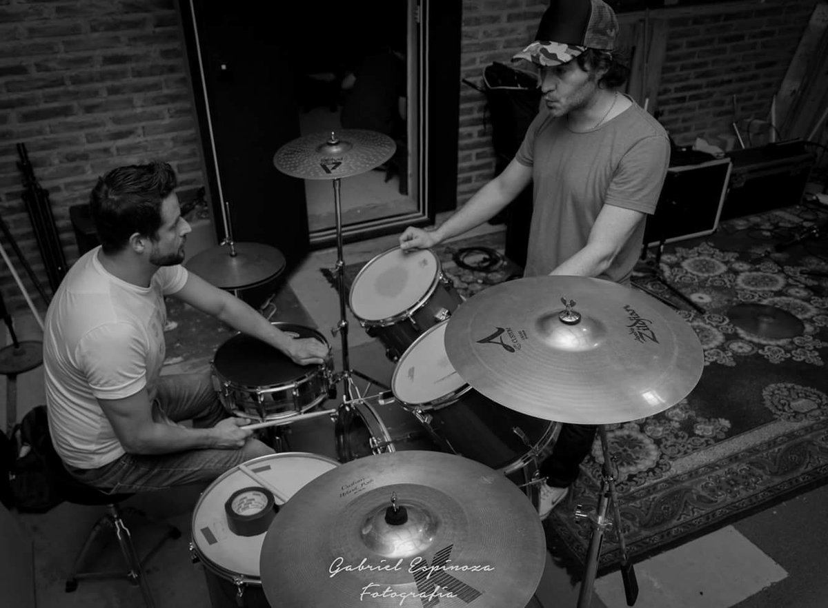 EmmaProductor's tweet photo. Puesta a punto con Ariel Lembo 💪
#DRUMS 
#productorartistico #Productormusical #Bahiablanca https://t.co/uobzYAoKL5