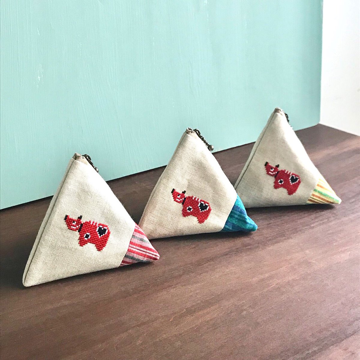 Uzivatel Weekendstitch 赤べこステッチ Na Twitteru 赤べこ刺繍のテトラポーチ をminneさんにピックアップしていただきました 赤べこと会津木綿を合わせてます ちょっとした小物入れやお化粧ポーチにおすすめです T Co Bfvv16ssm2