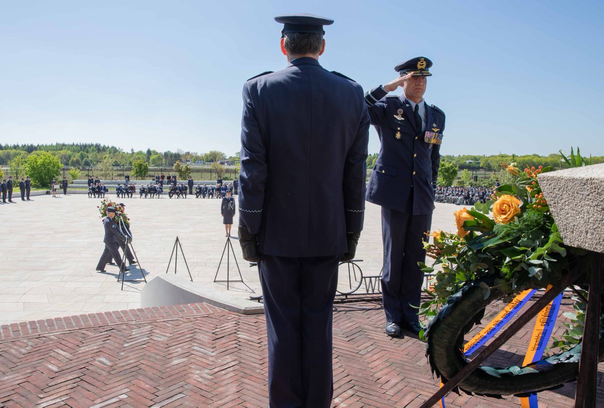 Kon_Luchtmacht's tweet photo. Laat vandaag de stilte spreken..Geef vrijheid door, met alles wat je doet en laat. Door met respect te denken aan diegenen die met hun leven betaalde voor onze vrijheid. En aan hen die op missie zijn. Zij verdienen ons #respect! https://t.co/ytTZCziBFm #4mei #lestweforget https://t.co/cqqmyU7sje