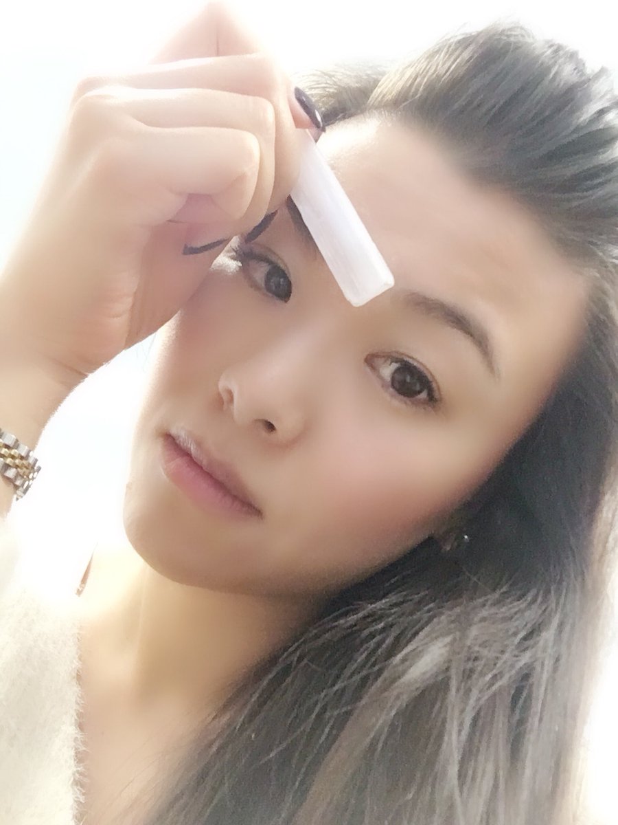 AliceLovesYoga's tweet photo. 🧝🏼‍♀️➕🔮Some days all you need is some Selenite on your Third Eye 👁👁👁 #Selenite #crystal #healing #yoga #thirdeye #London https://t.co/jF6iC3sAWc