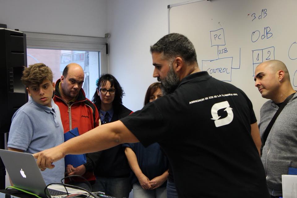 radiolallagosta's tweet photo. 🎙️ Contrapunt - 04/05/2018
▶️ 4t Taller de Dj's de @vinilosasoc
▶️ Demà: 'Tu cara me resuena' @LaCarpaEC
▶️ Cante Jondo Ciutat de la Llagosta
▶️ Festival de la Diversitat @Saltats
▶️ @CDLaConcordia - Vallirana
▶️ @JHLlagosta - Sant Just
🔴 https://t.co/tRG3W7YMOx https://t.co/2do15vLZaz