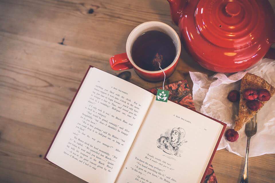 HAPPY FRIDAY! Start your weekend right, get stocked with #drvox to soothe that tired throat after your inevitable ‘big night out’, or for a relaxing evening in. #dvfamily #drvoxtea