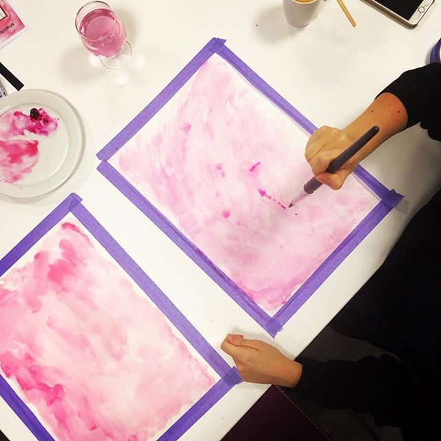 Apokus_no's tweet photo. Apokus sitt designteam har en analog fredag og maler bakgrunn til kursplakat 👩‍🎨👩‍🎨 https://t.co/Ygmw2dKmnY https://t.co/B1KN0BbxZh