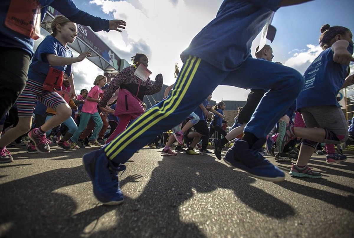BorgessFitness's tweet photo. You know it’s going to be a #GoodFriday when 1,000 kids get to run like crazy! https://t.co/DqxN9nX74H #futuremarathoners #borgessrun #FridayFeeIing https://t.co/DILM8cKzUu