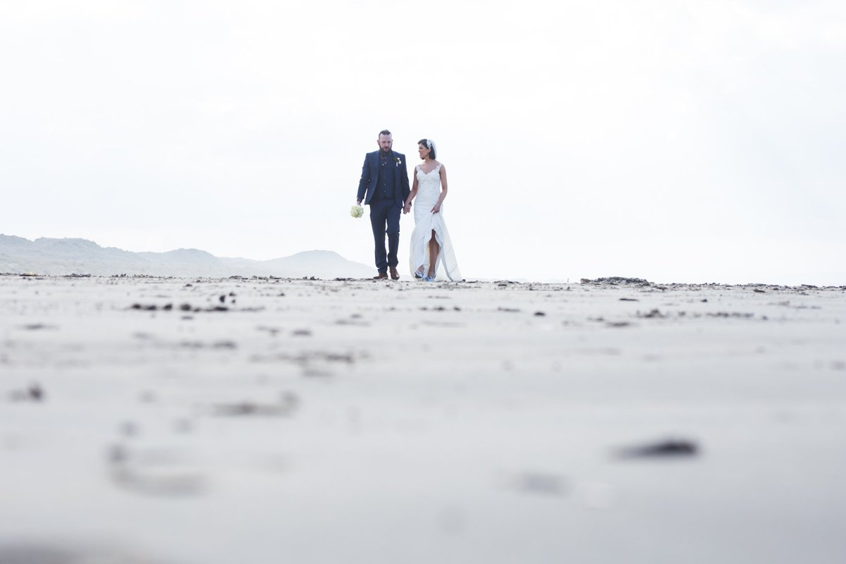 When two strangers meet and little did they know that a little spark will make their world.
nicolettespelicphotography.com/wedding-sligo-…
#weddingphotography #destinationphotography #beachwedding #ireland #world #Europe