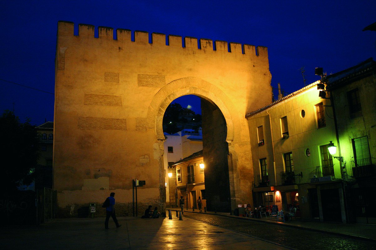 granadaturismo's tweet photo. "Sea próxima o lejana, española o sarracena, no hay ni una sola ciudad que se atreva con Granada, la bonita, el premio de la belleza. Ni ninguna que despliegue con más gracia más bellos destellos de oriente bajo esfera más serena." https://t.co/zLPTlbIml5