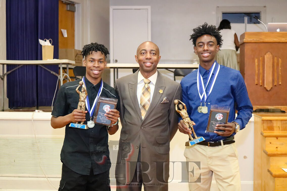 WboroSports's tweet photo. Winterboro hoops presents the 2017-18 Co-MVP’s of the year.  Left-Soph Cameron Pointer, Center-Coach Smith, Right-Sr Nick Stamps.  @Winterboro_High @TCBOE_SPORTS #winterboroathletics #winterborosports #winterborobasketball #winterborohoops Photography by True Media &amp; Photography https://t.co/CEuXqKNBZU