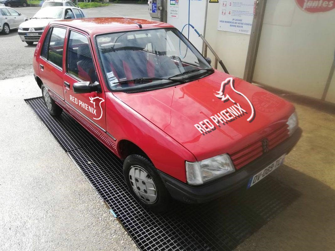 RedPhoenix2019's tweet image. Nous avons enfin notre peugeot 205, alias la *Torche* 🔥!

Destiné à nous éclairer sur le chemin à parcourir, la *Torche* va nous permettre d'atteindre notre objectif, c'est-à-dire acheminer les 100 kg de fournitures à travers l'Europe ! 🎉

#Torche #Phoenix #Europe #Peugeot205