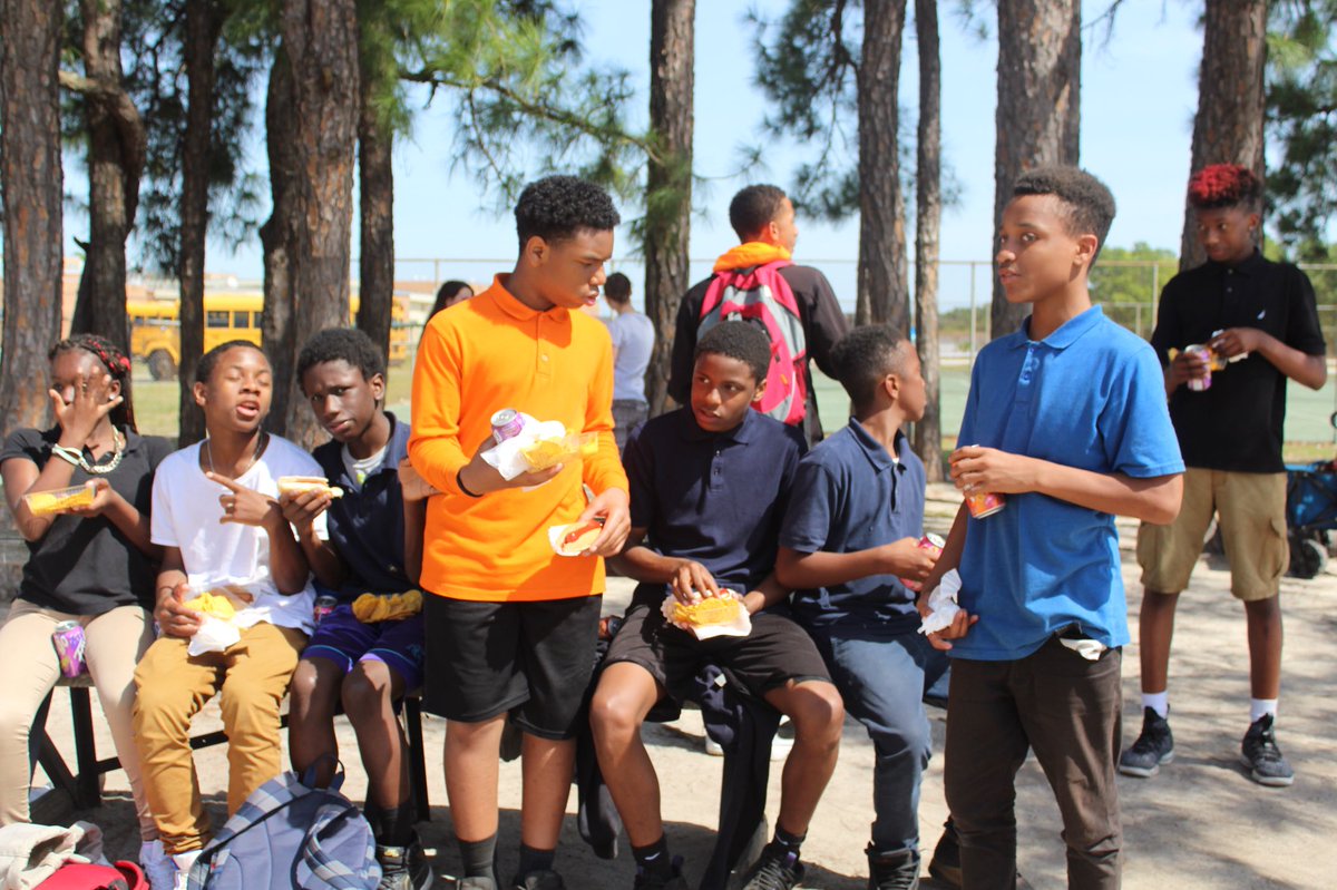 The Lawn &amp; Community Event was Lit 🔥 yesterday. 🌞🌭🏀⛳️🏑🎟
📸 <a href="/MTeachSVMS/">MClark</a> <a href="/SVMSBobcats/">SVMS</a> 
#SVMS 
#BobcatPride
#LearnTodayLeadTomorrow
#FaithFamilyIntegrity
#MacEdu
#LTLT #FFI