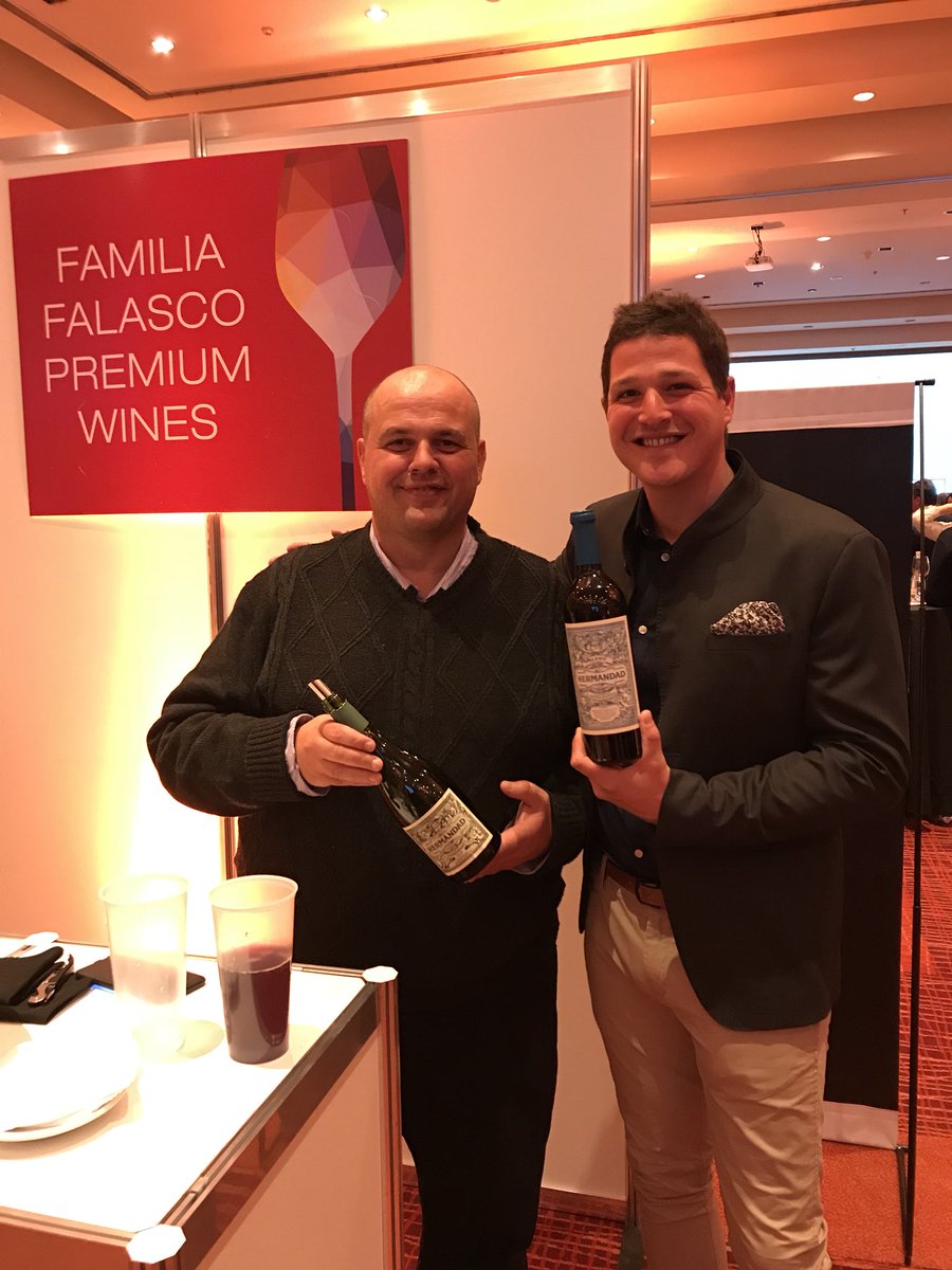 FalascoWines's tweet photo. Primer día de feria @AltaGama_ by Sheraton. Lanzamos #HermandadWines de la mano de @francofalasco y @Caycayen https://t.co/91rqBxegb3